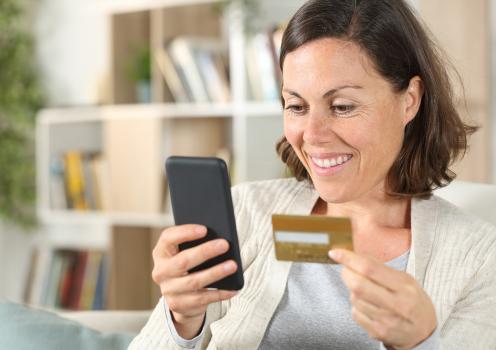 Achat via smartphone - © 123RF/pheelingsmedia Achat via smartphone
